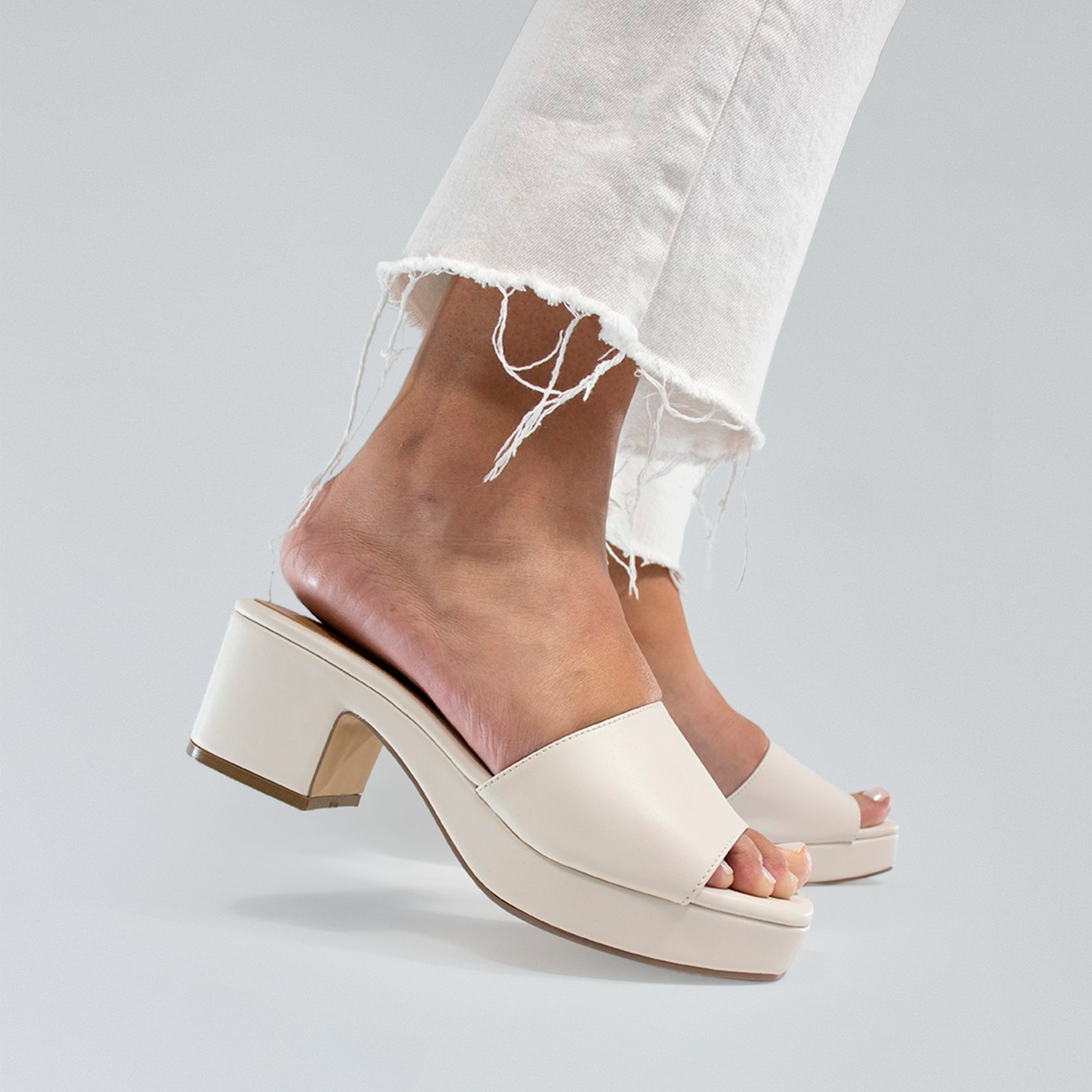 Sandalia de plataforma color blanco para mujer-Outfit