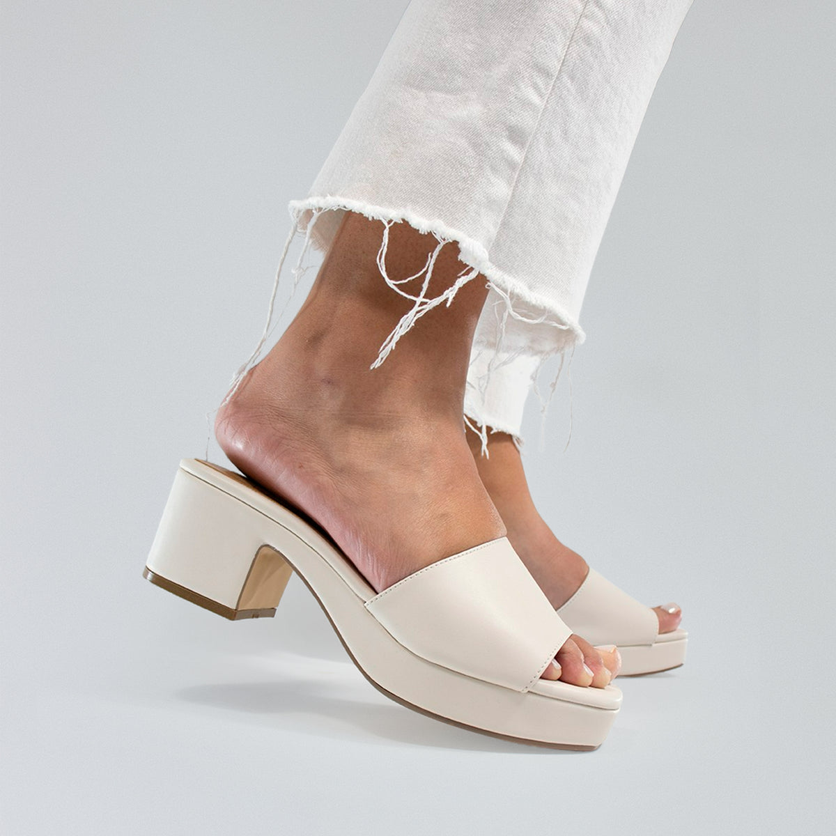 Sandalia de plataforma color blanco para mujer-Outfit