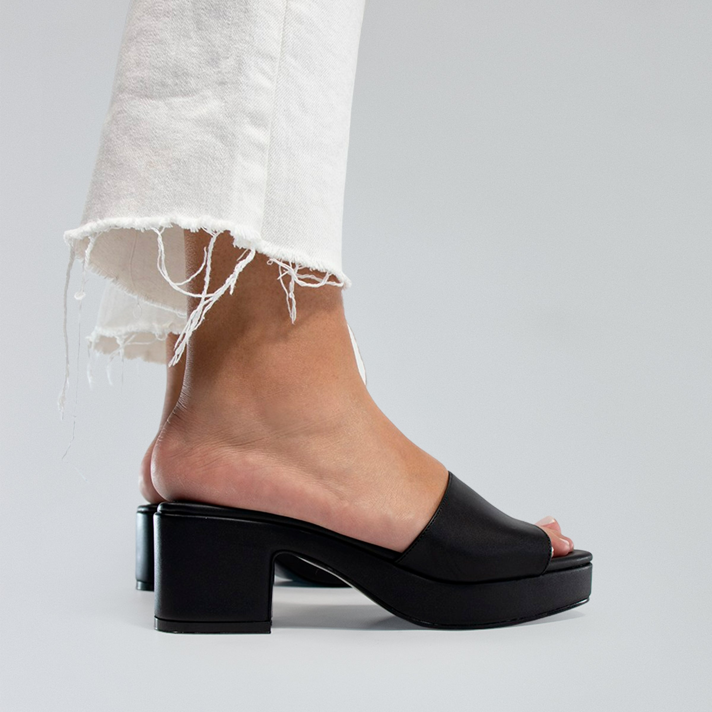 Sandalia de plataforma color negro para mujer-Outfit