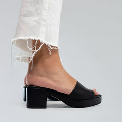 Sandalia de plataforma color negro para mujer-Outfit