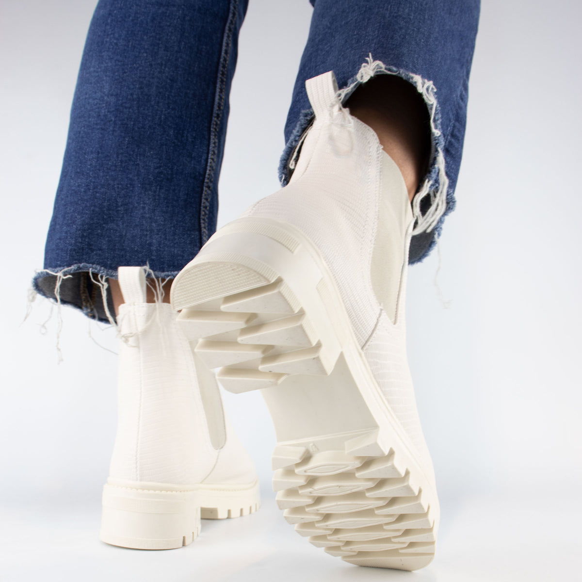 Botín con resorte color blanco para mujer-Outfit
