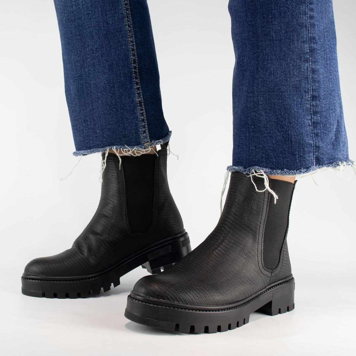 Botín negro con resorte para mujer-Outfit
